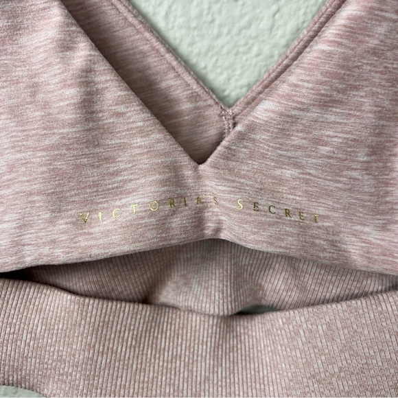 𝅺Victoria’s Secret Incredible Essential Unlined Plunge Bra Pink Sz XS - Picture 5 of 8